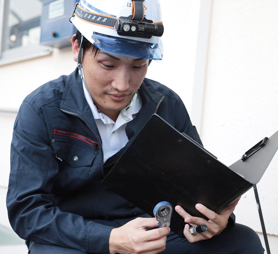 指示書を見ている作業員