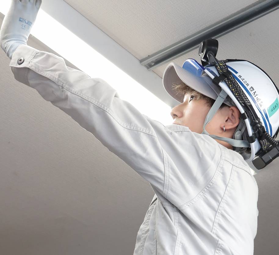 蛍光灯を変えている作業員