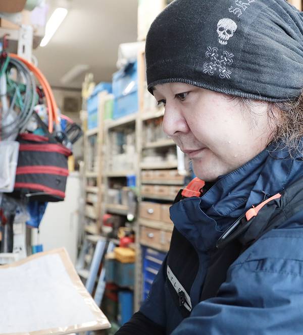 設計図を見ている作業員