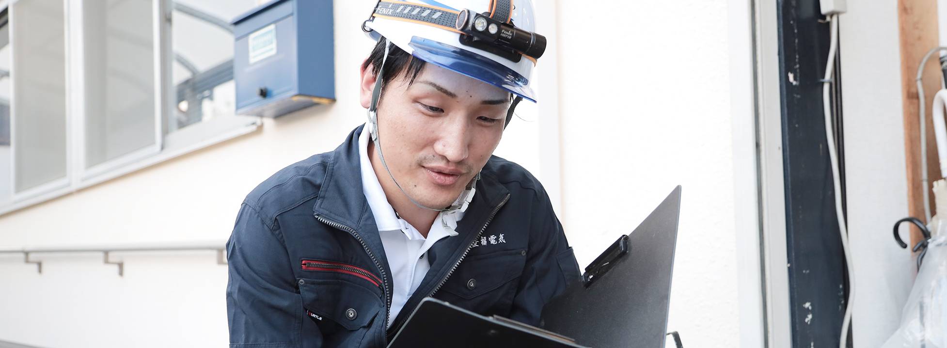 図面を見る作業員