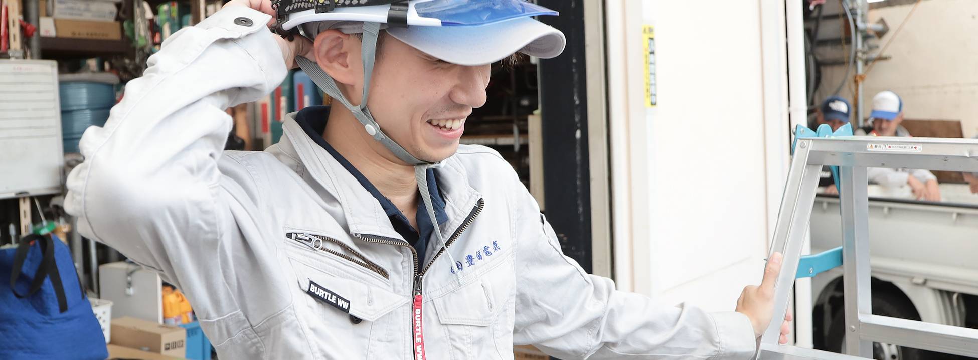 和やかな雰囲気で仕事をする作業員