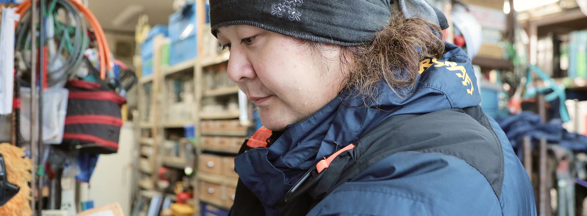 真面目に仕事に取り組む作業員