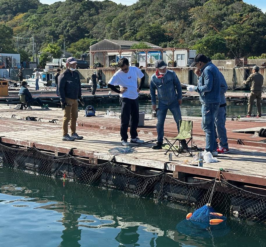 釣り堀で釣りを楽しむ従業員