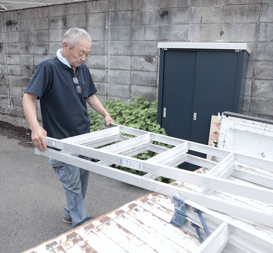 脚立をトラックに載せる様子